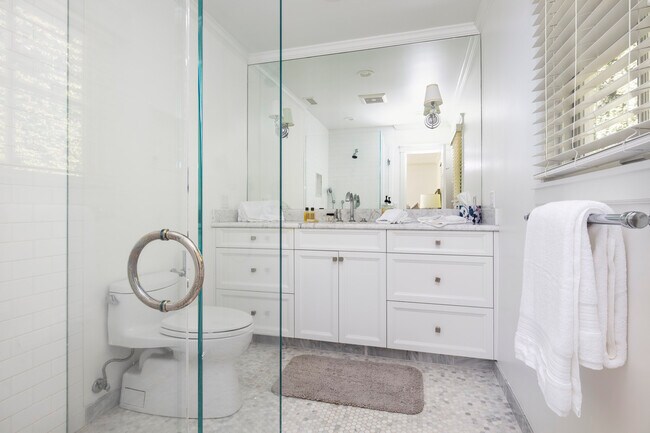 Building Photo - 743 Woodland Dr