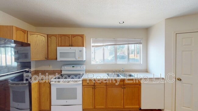 Building Photo - 741 Elm St