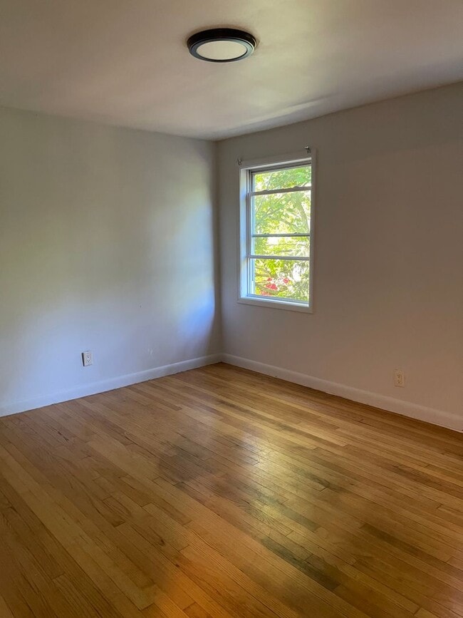 Building Photo - **100 SICARD ST** Basement+Driveway+Off-Street Parking+Free Washer/Dryer+Deck+Backyard