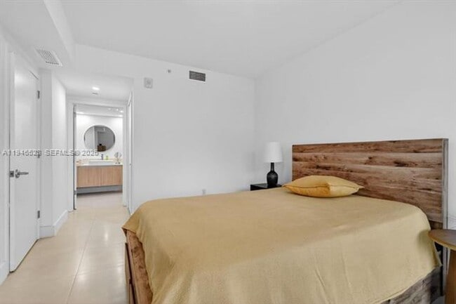 Building Photo - 13800 Highland Dr