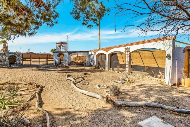 Building Photo - Stunning 3 Bedroom 2 Bathroom Home in Yucc...