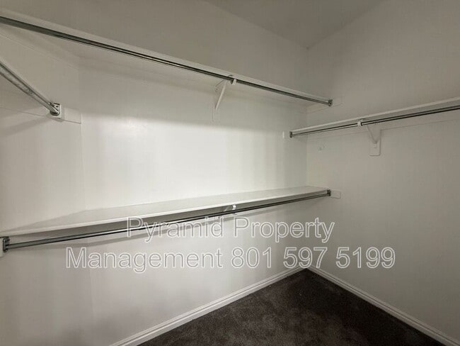 Building Photo - 732 Skipton Dr W