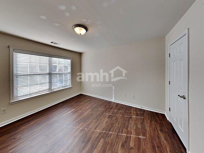 Building Photo - 407 Pinoak Dr