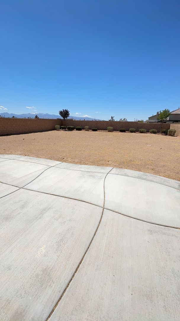 Building Photo - 3 BEDROOM VICTORVILLE HOME