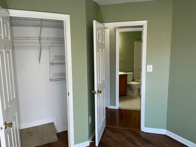 Building Photo - Beautiful 3BR 3.5BA 3 level townhome locat...