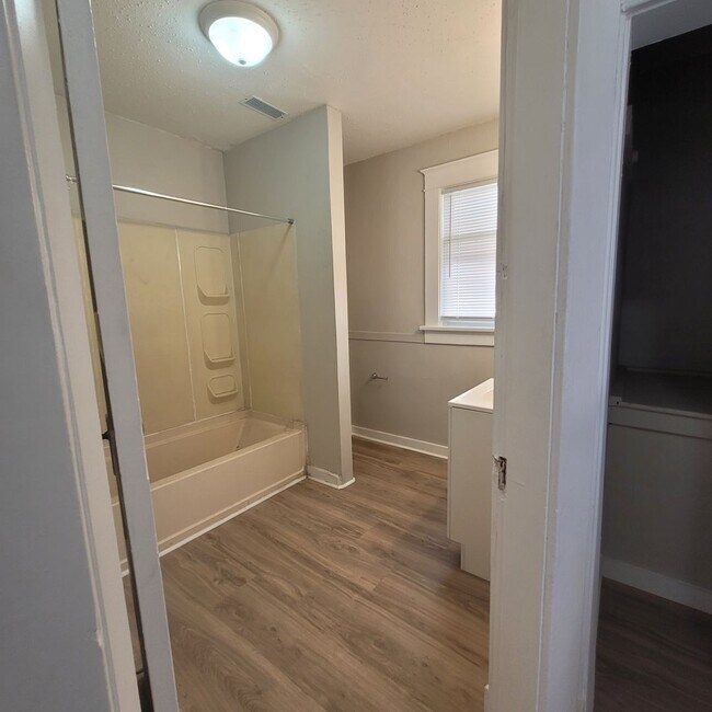 Building Photo - 1527 SW Mulvane St