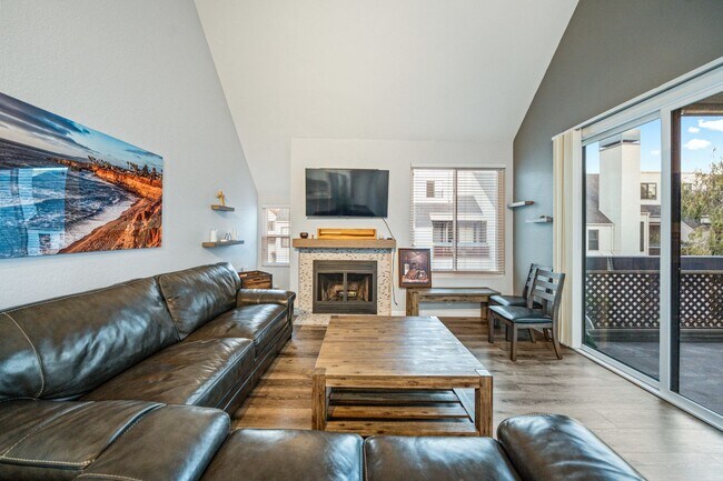 Building Photo - Mission Valley Beautiful Townhome Fully Furnished with A/C, Laundry + Parking