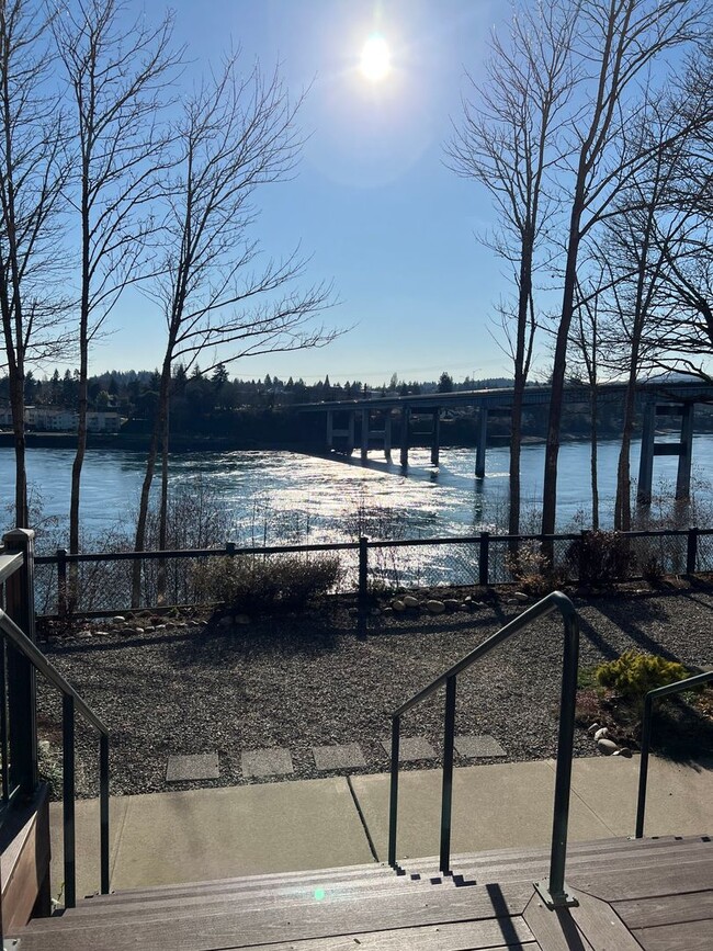 Building Photo - Townhome in Bremerton with beautiful view.
