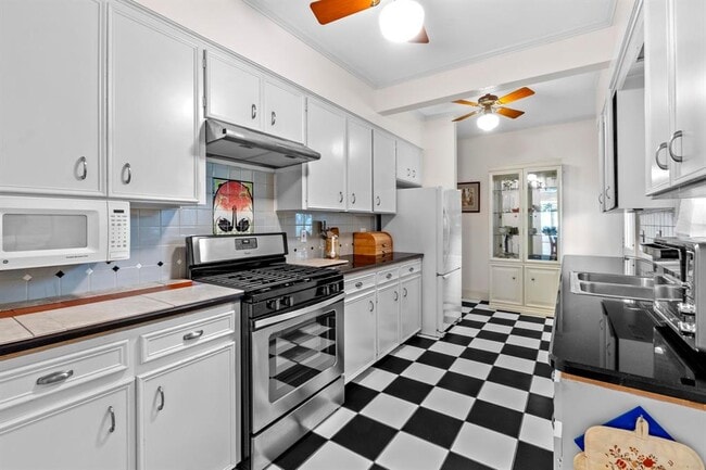 Building Photo - 205 W 32nd St