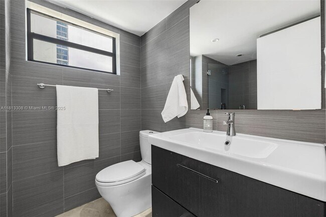 Building Photo - 2625 Collins Ave