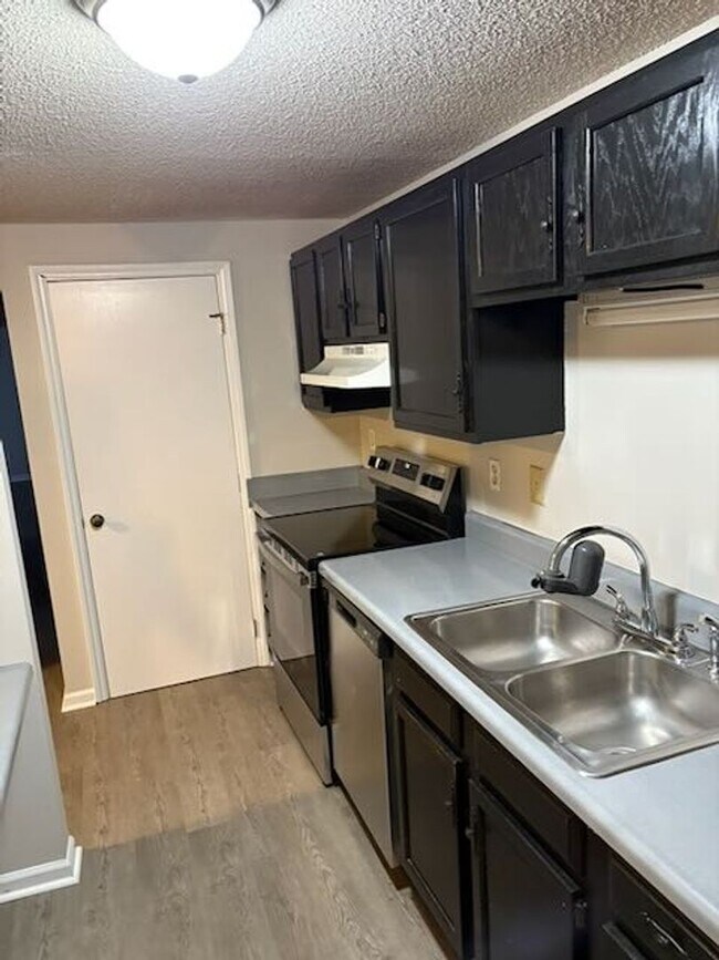 Building Photo - University Area Condo, 2 bd, 2bth