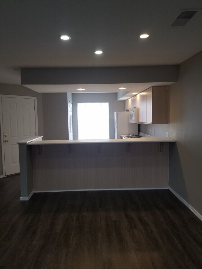 Building Photo - Beautiful Two Bedroom 2 bath Apartment wit...