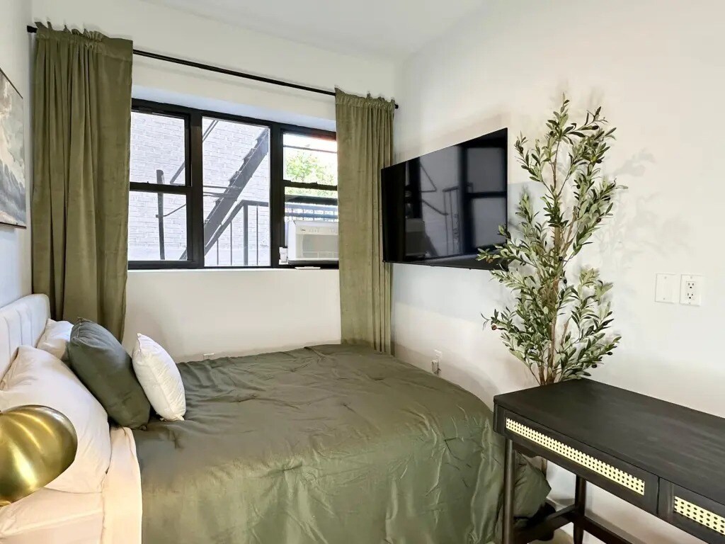 Building Photo - Furnished room/NOT APARTMENT