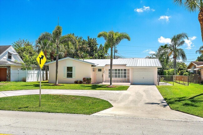 Building Photo - 272 Holly Dr