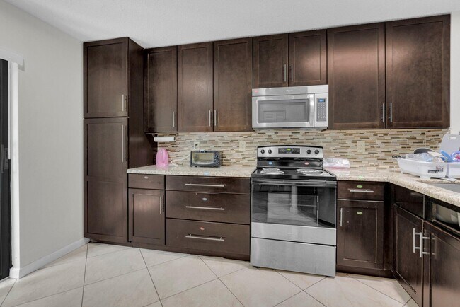 Building Photo - 7690 Lago Del Mar Dr