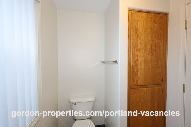 Building Photo - SE 73rd Ave - 3 bedroom townhouse in Mt Scott-Arleta neighborhood