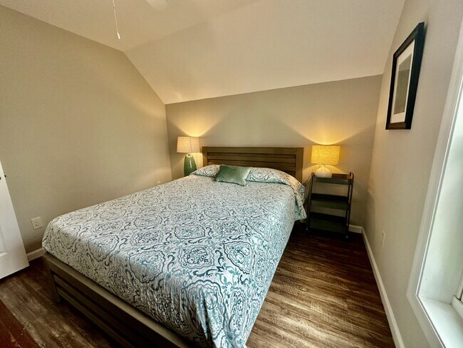 Building Photo - Downtown Living in The Heart of The Promen...