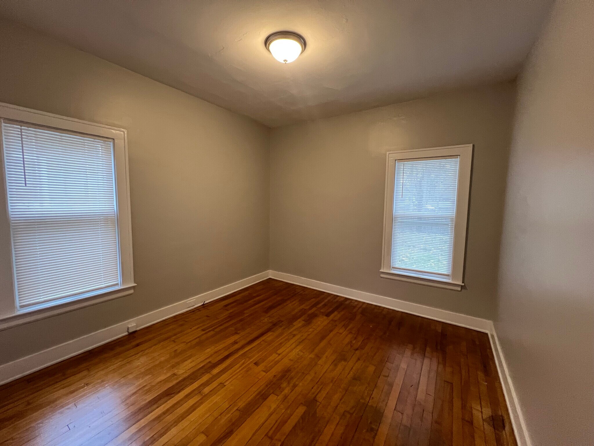 Building Photo - 1944 Oakwood Ave NE