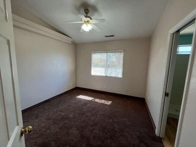 Building Photo - ***RV PARKING*** Wonderful 3 bed 3 bath home in Saint George. Private covered balcony with wonder...