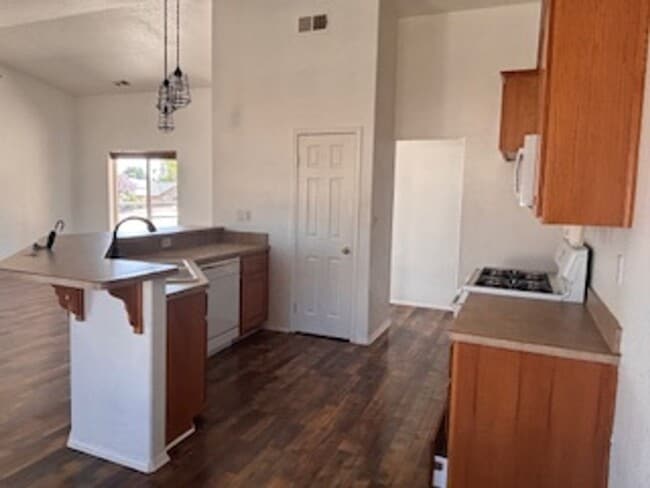 Building Photo - Corner lot in Golden Hills 3bdrm, 2 bath