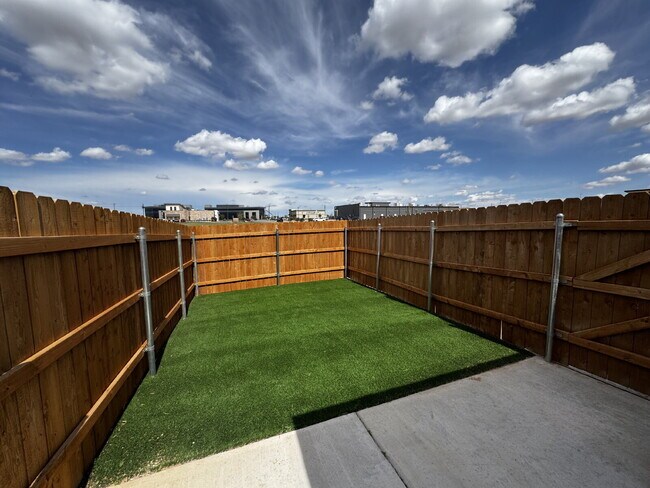 Building Photo - Luxury Townhome in Abbey Glen Community!