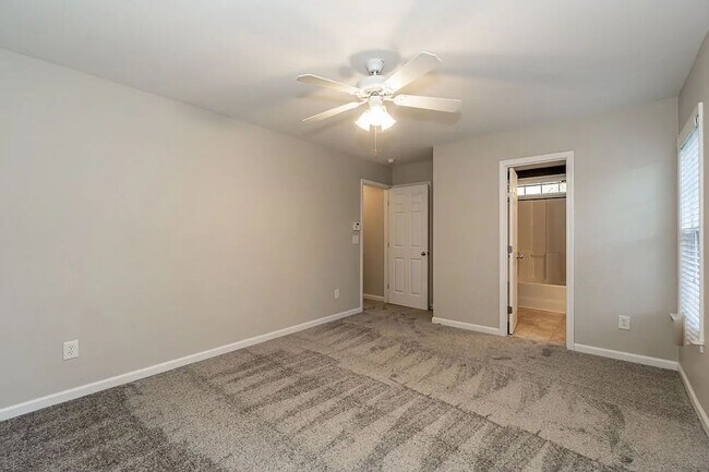 Building Photo - 546 Elm Ave