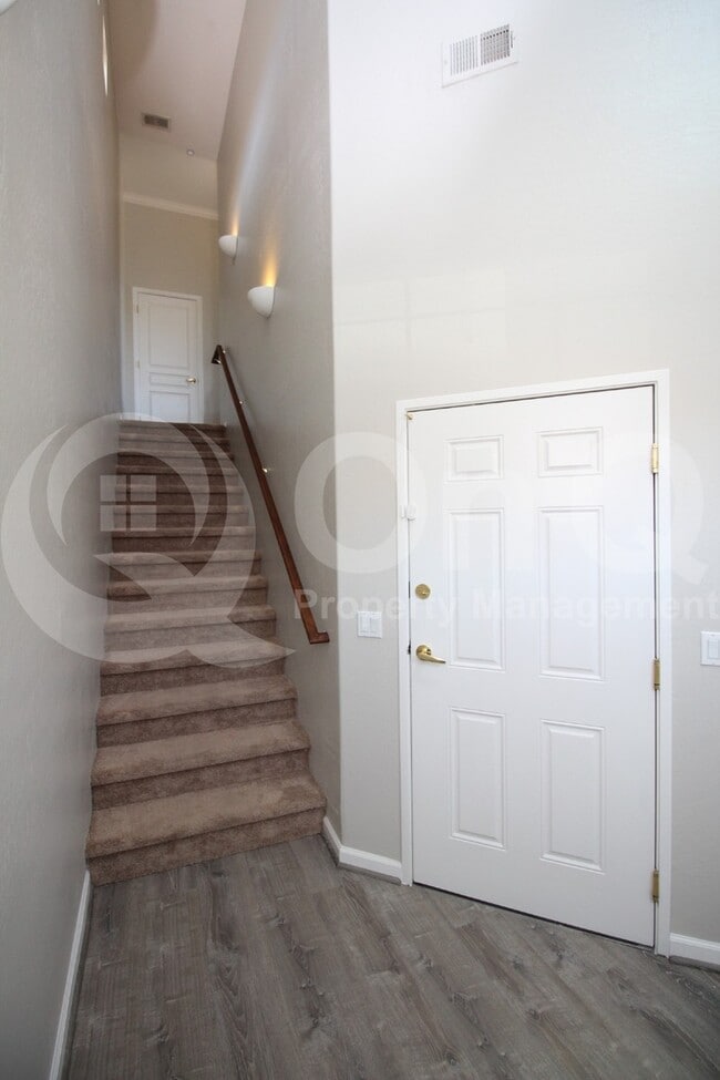 Building Photo - 955 E Knox Rd
