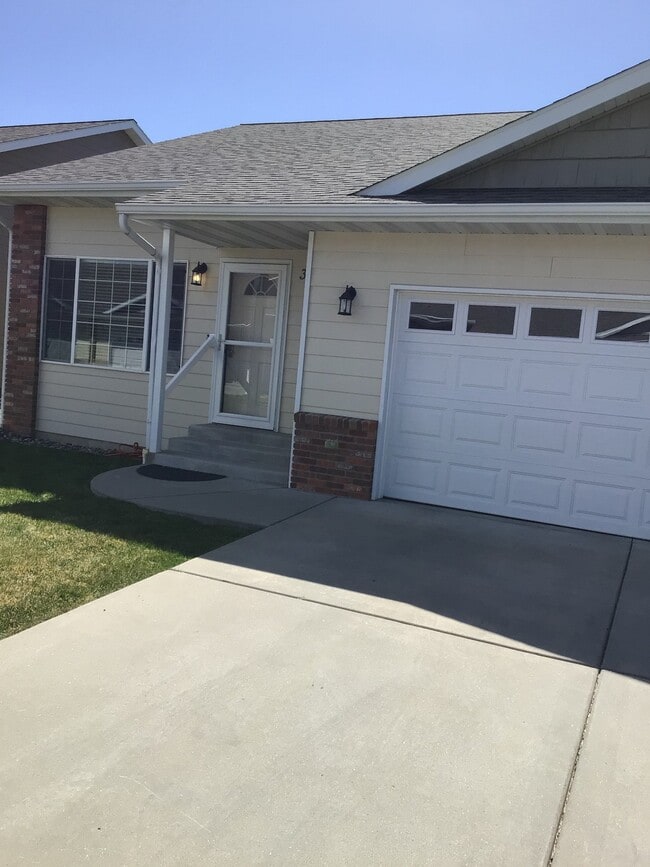 Building Photo - 3134 New Hope Dr