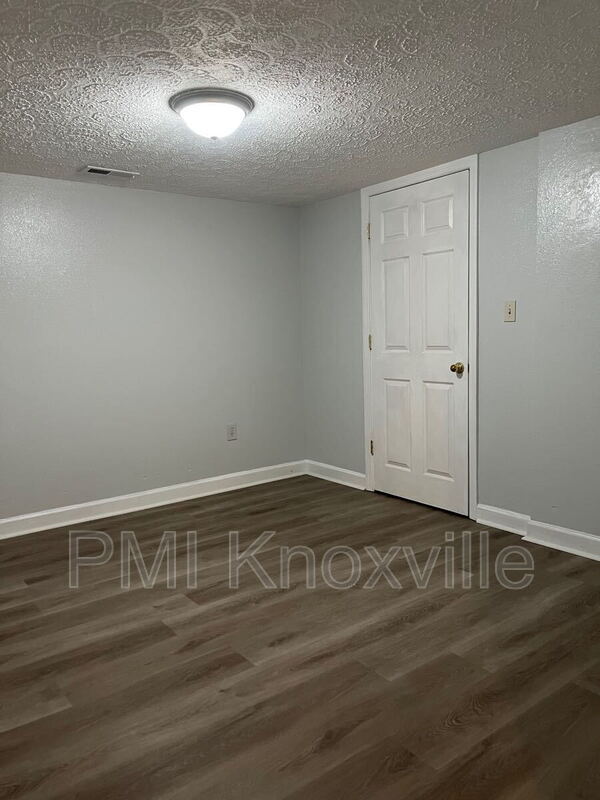 Building Photo - 489 W Outer Dr