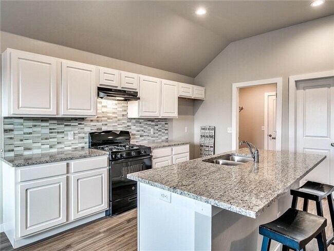 Building Photo - 1270 Lakeview Dr