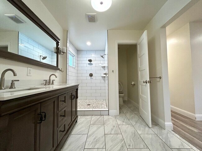 Building Photo - Beautiful Updated 2 Bedroom 2 Bathroom - C...