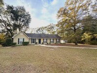 Building Photo - Charming Country Home Available