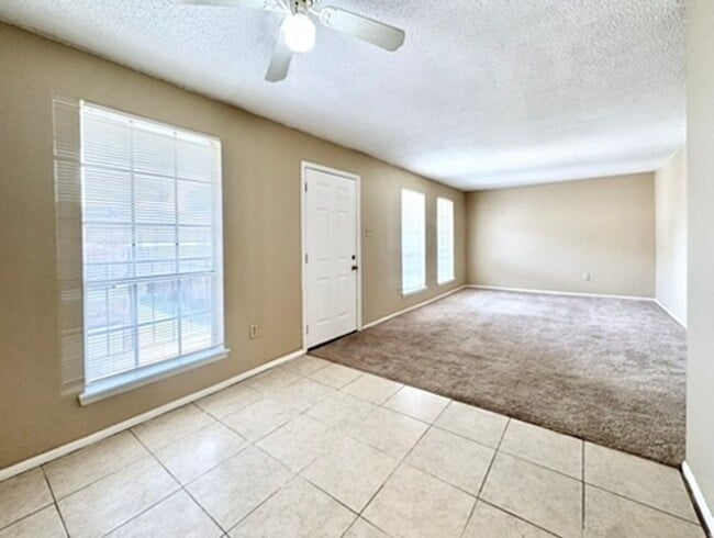 Building Photo - 2 Bedroom Upstairs Condo Located off Perki...