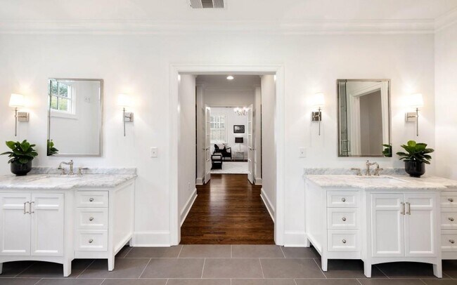 Building Photo - 1737 Barnesdale Way NE