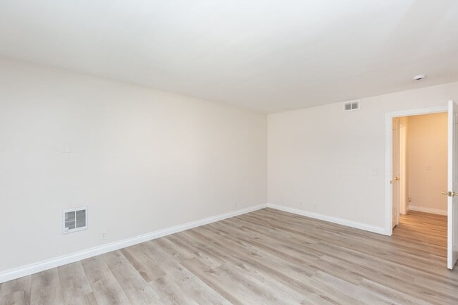 Building Photo - Upgraded 1 Bed 1 Bath 2 Story Townhome in ...