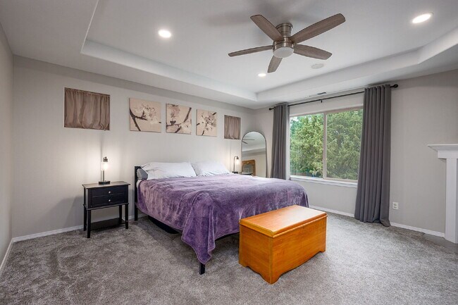 Building Photo - Spacious 4-bed Home with High Ceilings