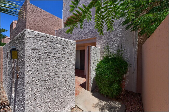 Building Photo - 710 N Resler Dr