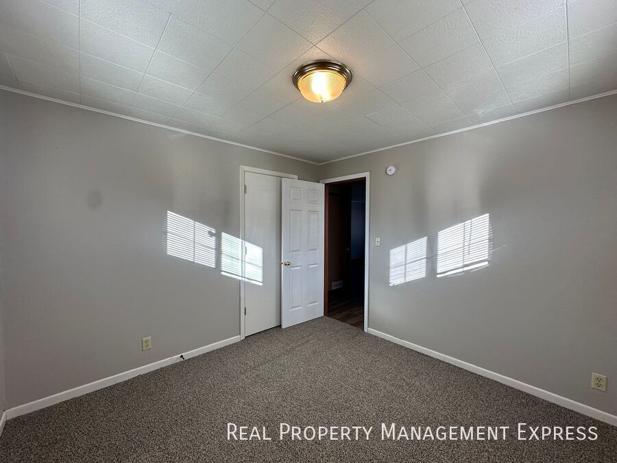 Building Photo - 2 Bed 1 Bath Apartment