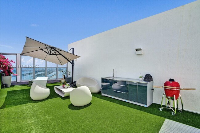 Building Photo - 1100 Biscayne Blvd