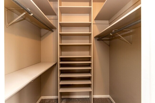 Building Photo - Cozy 2-Bed Condo with Fireplace, Garage & ...
