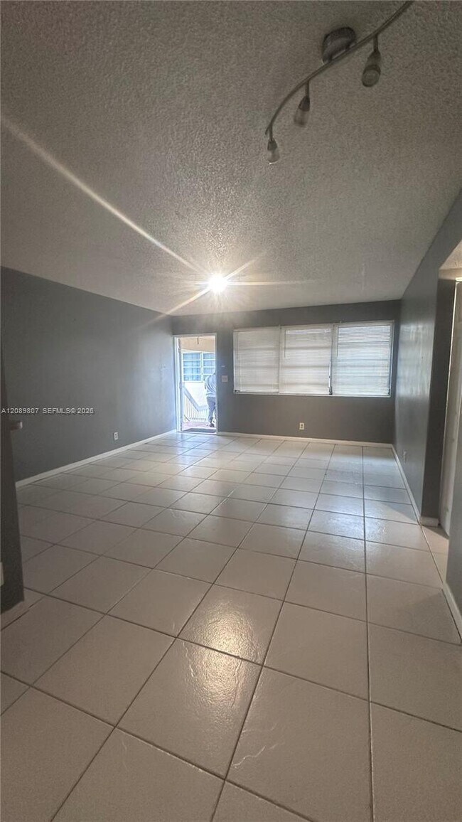 Building Photo - 821 Twin Lakes Dr