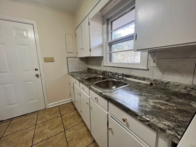 Building Photo - 3 bedroom home located off Neuse Blvd