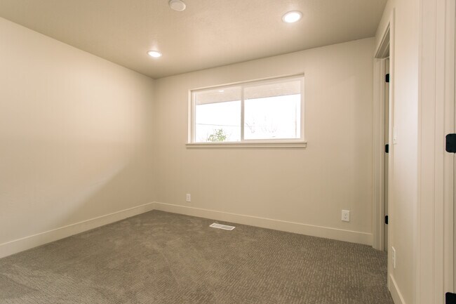Building Photo - 732 Hislop Dr