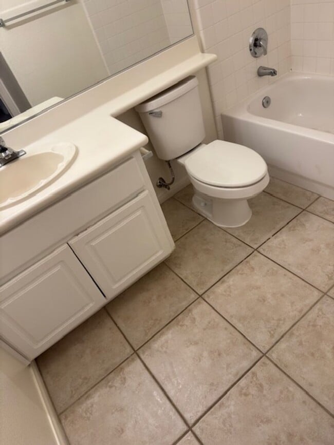 Building Photo - LARGE Spacious 5 Bedroom Single Family Home!!