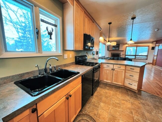 Building Photo - Spacious Midtown Two Bedroom with Utilitie...