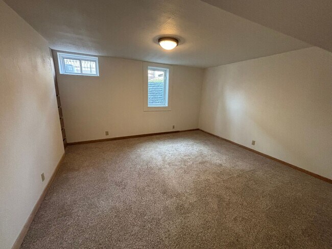 Building Photo - 5 BED | 3 BATH | CARPORT | WEST RAPID