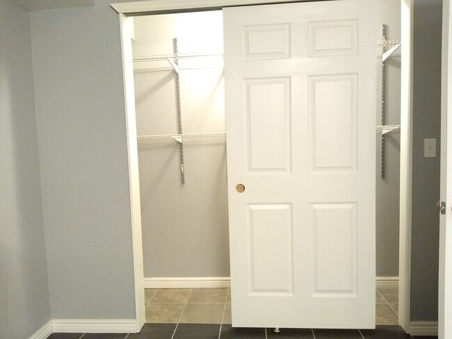 Building Photo - Massive and Expansive 5 Bedroom Green Vall...