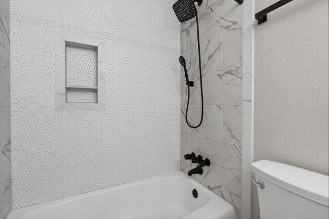 Building Photo - 420 Paradise Rd