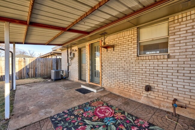 Building Photo - Charming 3 Bed 2 Bath  - Moore, OK