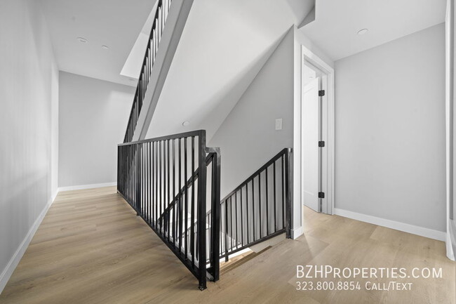 Building Photo - Beautiful Modern Duplex in the heart of No...